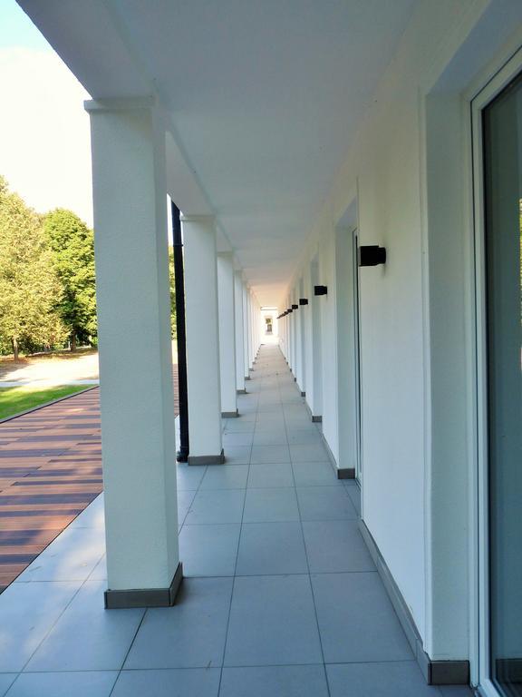 Апартаменти Bialy Dom Констанцін-Єзьорна Екстер'єр фото